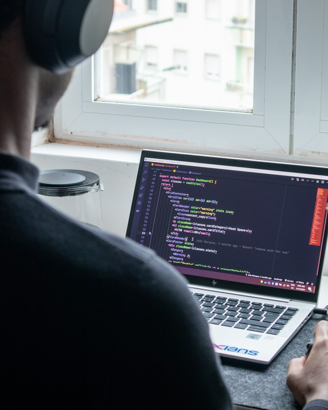 person-in-black-long-sleeve-shirt-using-macbook-pro-6di-4m9qrpg